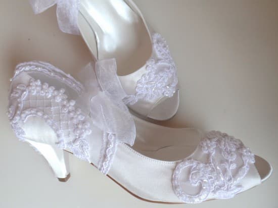 İnci Beyazı Saten Dantel İşlemeli Gelin Ayakkabıları - 7 cm Topuklu
