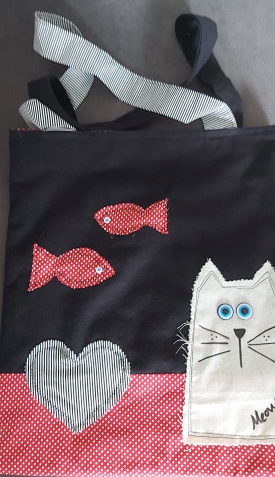Kedili,kırmızılı,siyahlı nazar boncuklu içi astarlı çanta